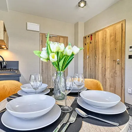 Zloty Horyzont Vip - Glowny Budynek - Z Basenem, Silownia, Grota Solna, Bawialnia I Restauracja By Royal Aparts شقة شكلارسكا بوريبا